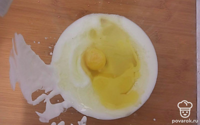 Кефир смешайте с сахаром, яйцами и щепоткой соли.