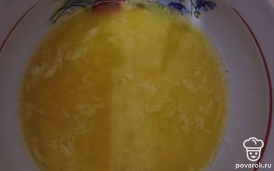 Масло растопите в микроволновке, остудите до комнатной температуры.