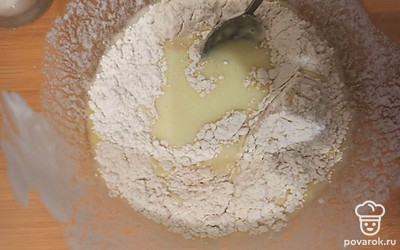 Добавьте муку, масло и разрыхлитель. Хорошо перемешайте до однородной массы.