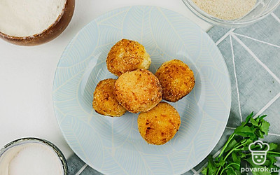 Удалите лишнее масло бумажными полотенцами. Подавайте блюдо к столу горячим. Приятного аппетита!