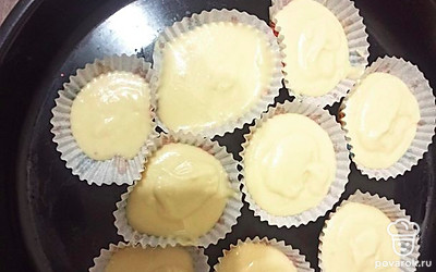 Разлейте тесто по формочкам до половины (тесто поднимется).