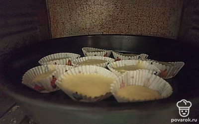 Поставьте в разогретую до 180 градусов духовку на 35 минут.