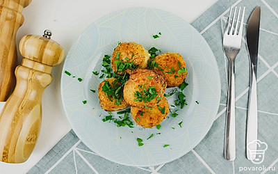 Украсьте блюдо свежей зеленью и любимым соусом.