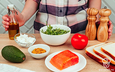 Хорошо промойте овощи и рукколу.