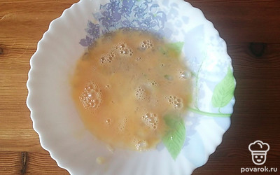 Яйцо хорошо помыть, разбить в тарелку и взбить вилкой. 