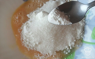 Всыпать разрыхлитель теста и ванилин. 