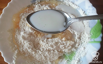 Добавить молоко. Хорошо все перемешать. 