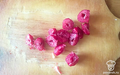 Вишню разрезать на небольшие кусочки. Добавить к тесту. 