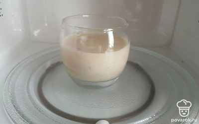 Тесто выложить в стакан и поставить в микровалновую печь на 2,5 минуты. 