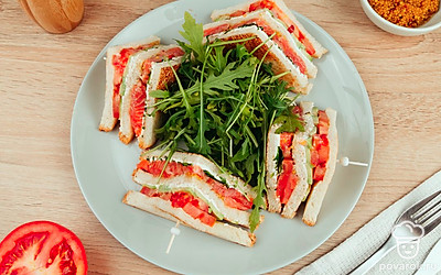 Такая нежная закуска может стать отличным украшением праздничного стола. Подавайте сэндвич вместе с морепродуктами и другими рыбными закусками. Также его можно подавать к завтраку с ароматным зеленым чаем.