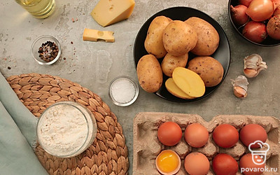 Вымойте и очистите овощи. Мелко натрите сыр и чеснок.