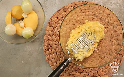 Натрите картофель и лук на мелкой терке. Отожмите тертый картофель, соедините его с луком, яйцами, сыром и чесноком. Посолите, поперчите и хорошенько перемешайте. Добавьте муку и снова перемешайте.