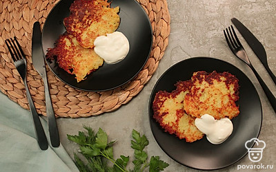 Готовые драники подавайте горячими.