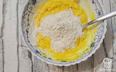 Добавить сахарозаменитель, ванилин, разрыхлииель и муку- все перемешать.