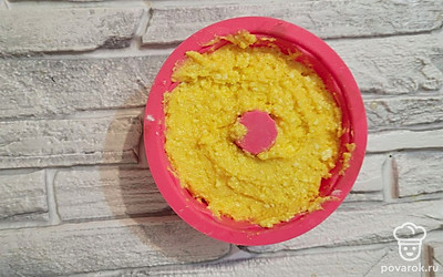 Тесто выложить в силиконовую форму, выпекать в микроволновке при мощности 850 ватт 5 минут. После этого подержать еще 2 минуты в микроволновке, чтобы кекс не опал.