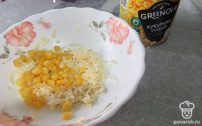 Добавьте две ложки консервированной кукурузы и тщательно перемешайте. Начинка готова.