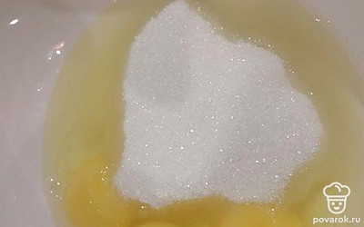В миску положить яйца, сахар перемешать. 