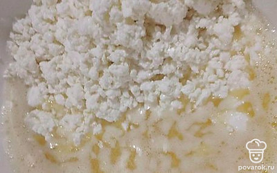 Добавить растопленное сливочное масло, творог. 