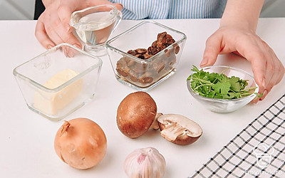 Шампиньоны и зелень ополосните и просушите бумажным полотенцем. С маринованных грибов слейте жидкость. Лук и чеснок очистите.