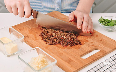 Шампиньоны и маринованные грибы нарежьте мелким кубиком.