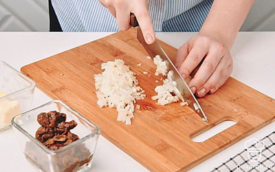 Лук порубите мелким кубиком.