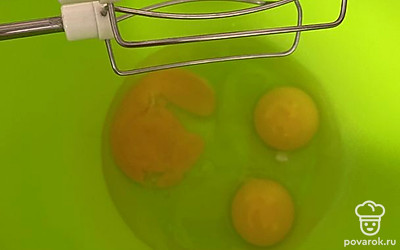 Взбейте яйца миксером на средней и кусковой скорости.