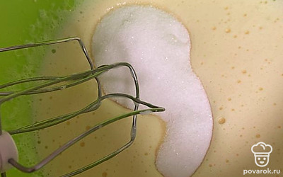 Во взбитые яйца добавьте сахар. Снова взбейте.