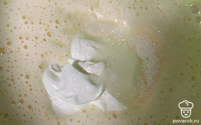 Добавьте сметану, щепотку соли, ванилин. Взбейте на маленькой скорости.