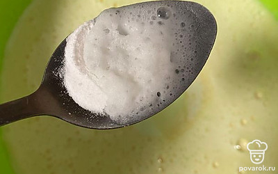 Соду погасите 9% уксусом, добавьте в смесь, перемешайте.