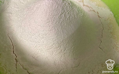 Просейте в смесь муку постепенно. На меленькой скорости перемешайте миксером.