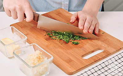 Зелень порубите мелко.