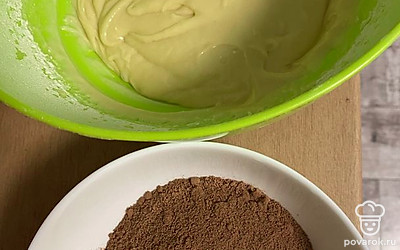 Половину полученной смеси перелейте в другую емкость и добавьте какао.