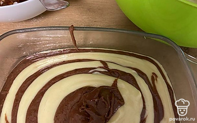 В предварительно смазанную небольшим количеством масла форму переливайте тесто. Поочередно. Сначала 2 ложки одного теста, затем 2 ложки другого.