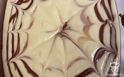 По желанию можно нарисовать рисунок зубочисткой.
Теперь убирайте в духовку на 40 минут при 180 градусах.