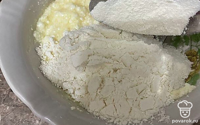 Добавить муку и сахар по желанию.