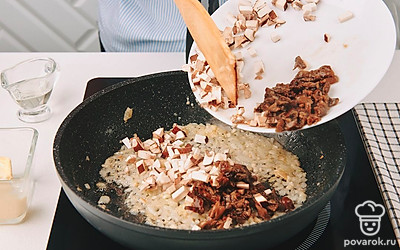 Добавьте к луку и чесноку грибы. Посолите и поперчите по вкусу. Добавьте немного воды, тушите.