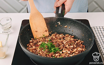 За 2 минуты до конца добавьте рубленную зелень и перемешайте.