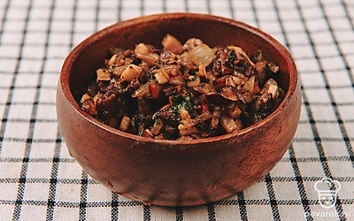 Готовую грибную закуску подайте в глубокой салатнице. Украсьте свежей зеленью и сметаной.