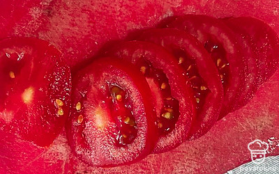 Помидор нарежьте кружочками.