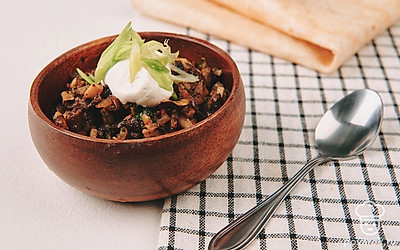 Такую закуску можно подать на гренках из бородинского хлеба или положить внутрь тарталеток.