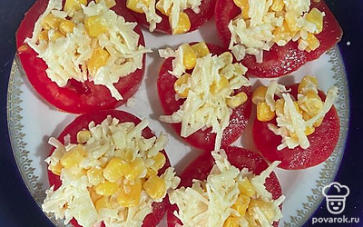 На кружочки выложите начинку.