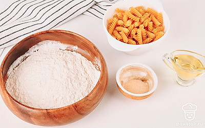 Макароны достаньте из упаковки. В глубокую миску всыпьте муку, соль и специи.