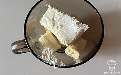 В миску поместите яйцо, банан и творог. 