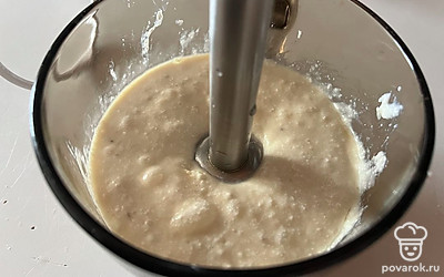 При помощи погружного блендера пробейте до однородной консистенции ингредиенты. 