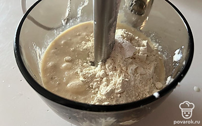 Затем к творожно-банановой массе добавьте пшеничную муку. 