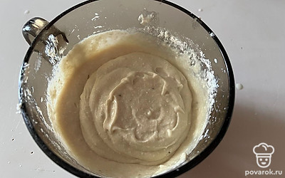 Еще раз пробейте тесто до гладкой консистенции. Поставьте в микроволновку.