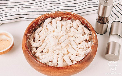 Готовые макароны откиньте на дуршлаг и просушите бумажным полотенцем. Затем переложите макароны в глубокую миску с мукой. Обваляйте макароны в муке и специях.