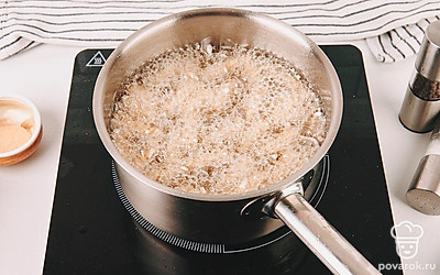 В сотейник или глубокую сковороду влейте растительное масло и разогрейте его. Затем партиями засыпайте макароны и обжаривайте по 3-5 минут с каждой стороны, до золотистой корочки.