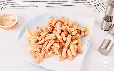 Обжаренные макароны обязательно выложите на бумажное полотенце, чтобы избавиться от лишнего масла.