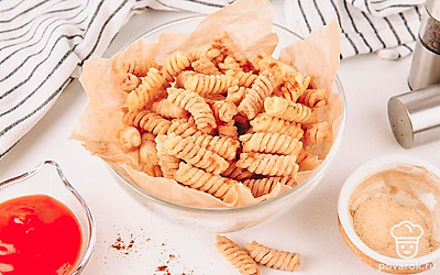 Готовые чипсы выложите в глубокую миску и подавайте.